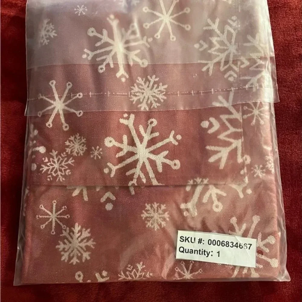 Sur la table Jacquard Snowflake Kitchen Apron. NWT